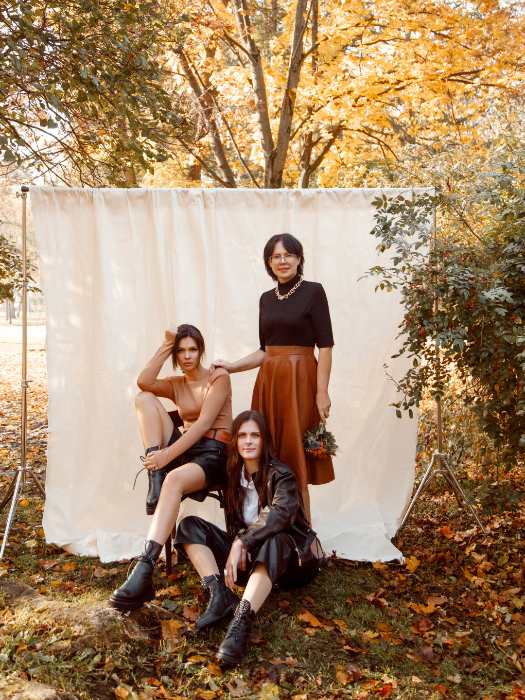 Татьяна Семенцова и ее дочери Юта и Оксана. На Татьяне: платье и цепь (все –MikaAnika). Макияж и у кладка: Екатерина Загидуллина. На Юте: боди, шорты