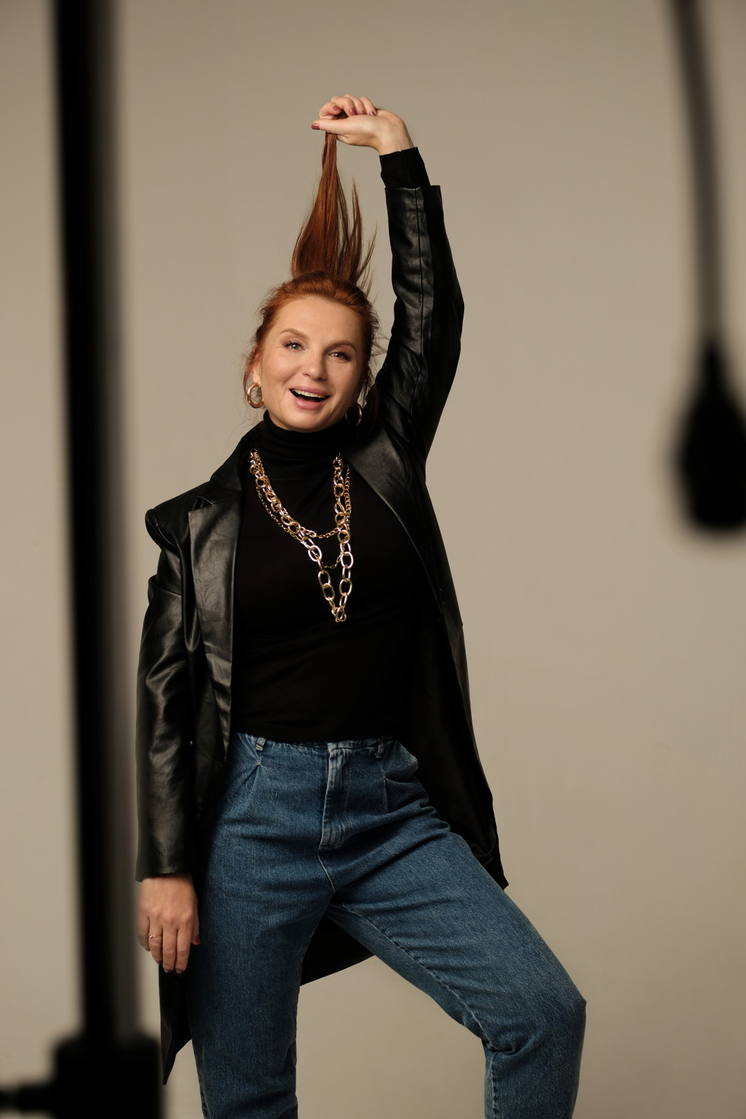 На Татьяне: пиджак, водолазка, джинсы, цепь, серьги (все – MikaAnika). Макияж и укладка: Ольга Маточкина. Фото: Алиса Калипсо