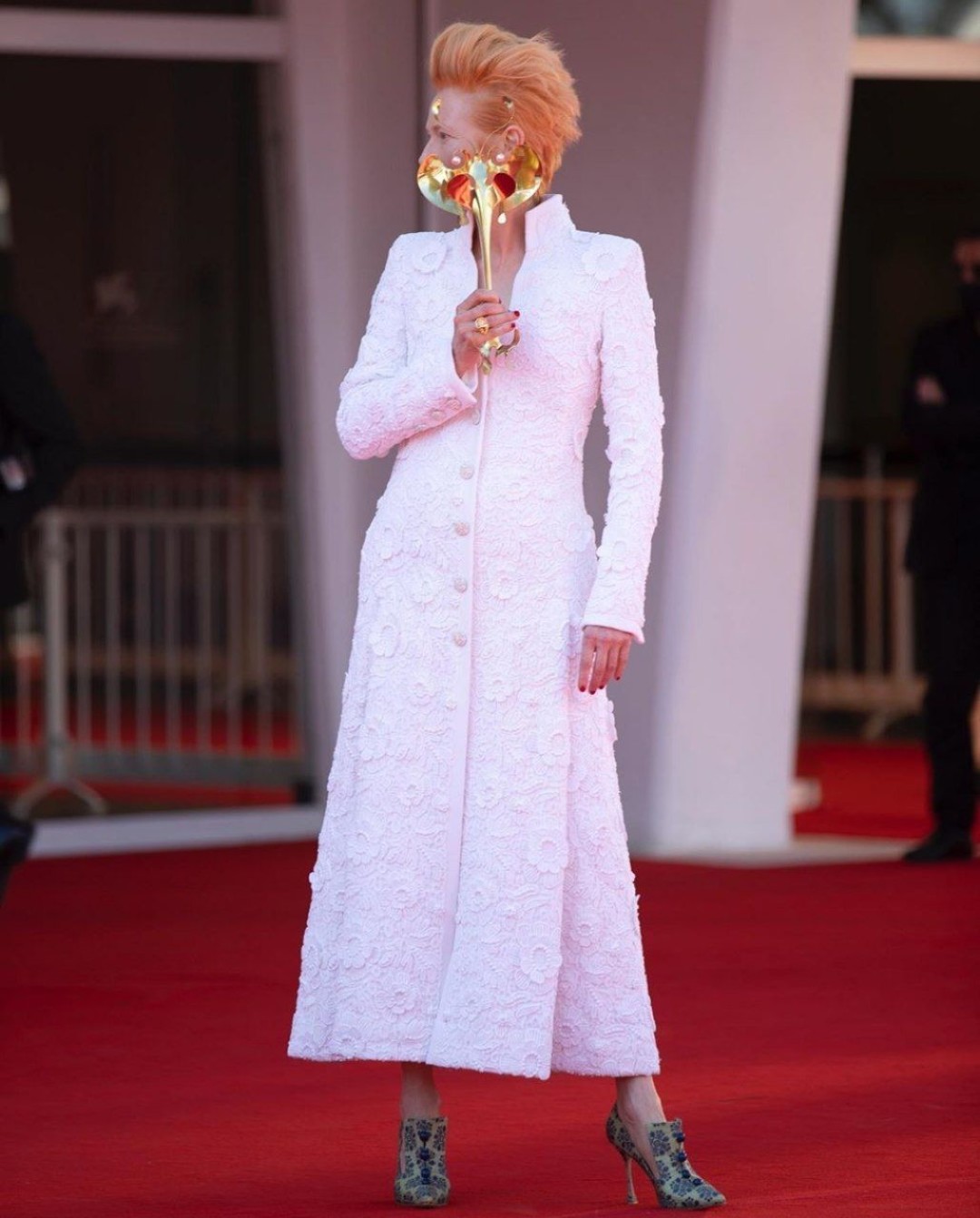 Тильда Суинтон в Chanel и с маской, созданной дизайнером Джеймсом Т. Мерри