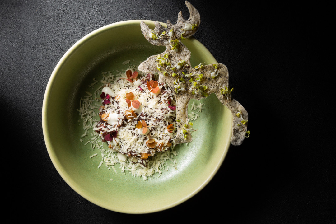 Оленина тартар / Маринованные грибы / Овечий сыр