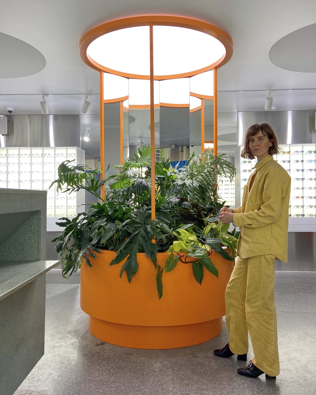 Оля в магазине оптики P.Y.E.