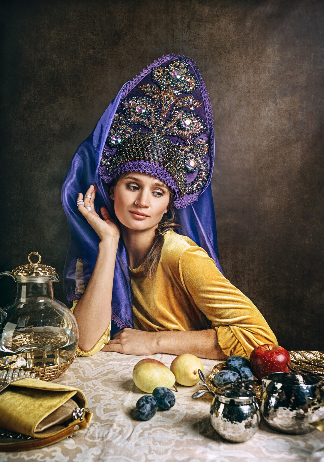 Екатерина Мунина Преподает личную и корпоративную стратегию в своей «Школе стратегии» с 2016 года. Кольца, кафф в нос Trendsetter Кокошник, платье