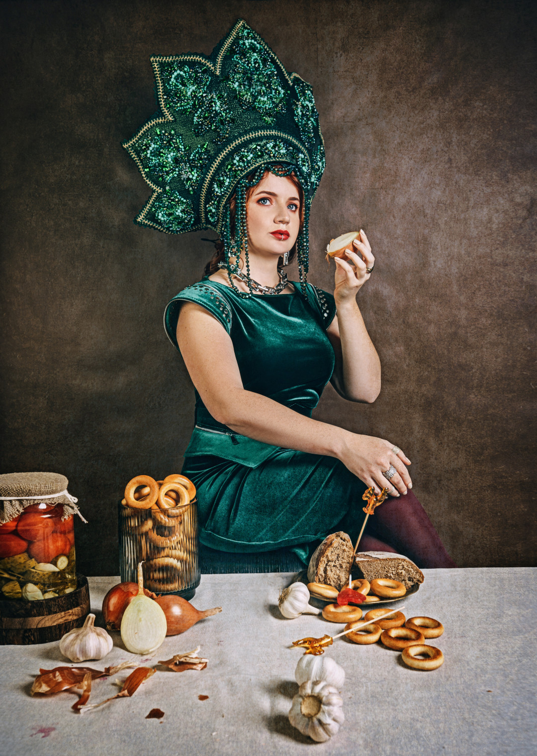 Александра Поблинкова Преподаватель САФ ИГУ, БГУЭП, диджитал-маркетинг и медиа Кольца, кафф на губе, серьги, колье Trendsetter Кокошник, платье