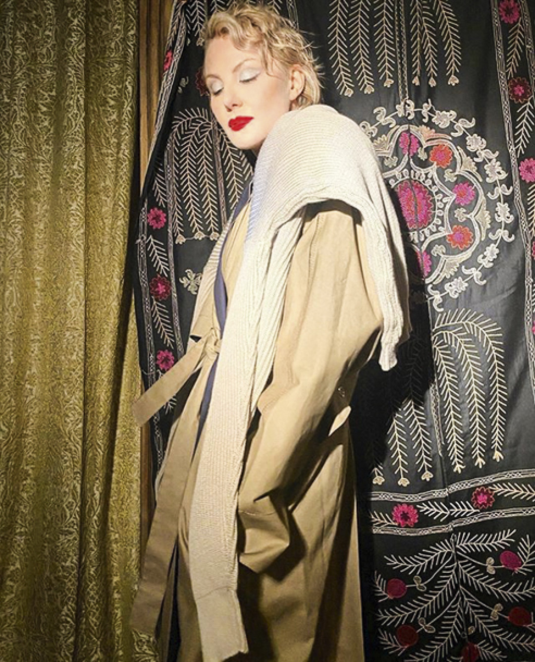 Рената Литвинова в тренче и свитере WOS