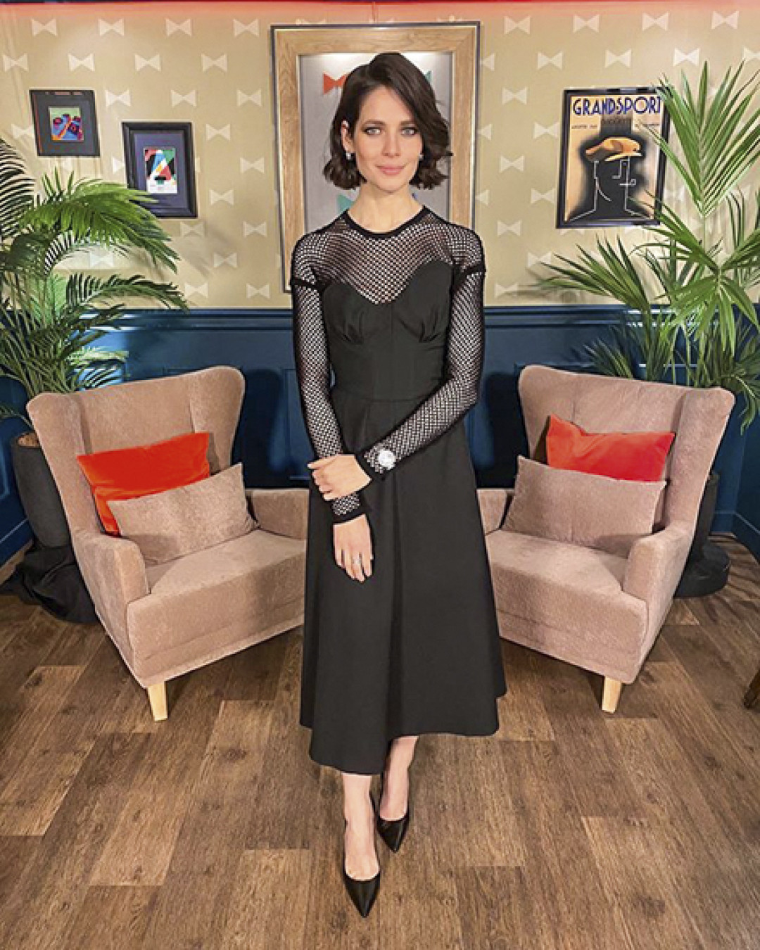 Юлия Снигирь в платье и водолазке WOS на съемках программы «Вечерний Ургант»