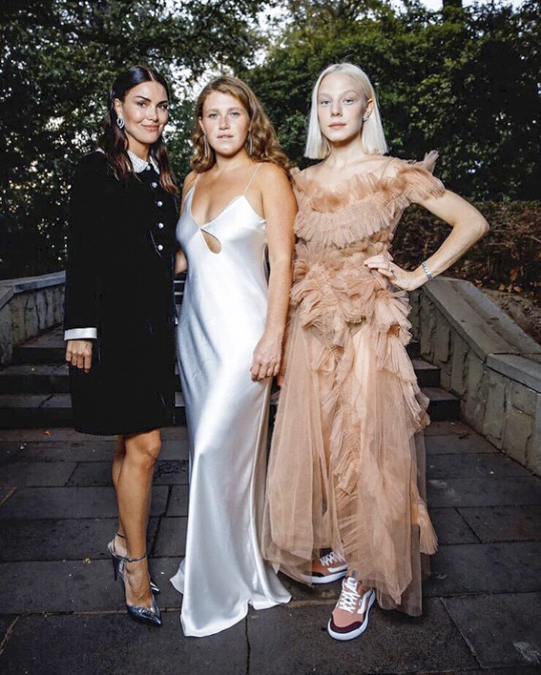 Варвара Шмыкова (в центре) в платье WOS на «Кинотавре» с Ириной Носовой и Аленой Михайловой