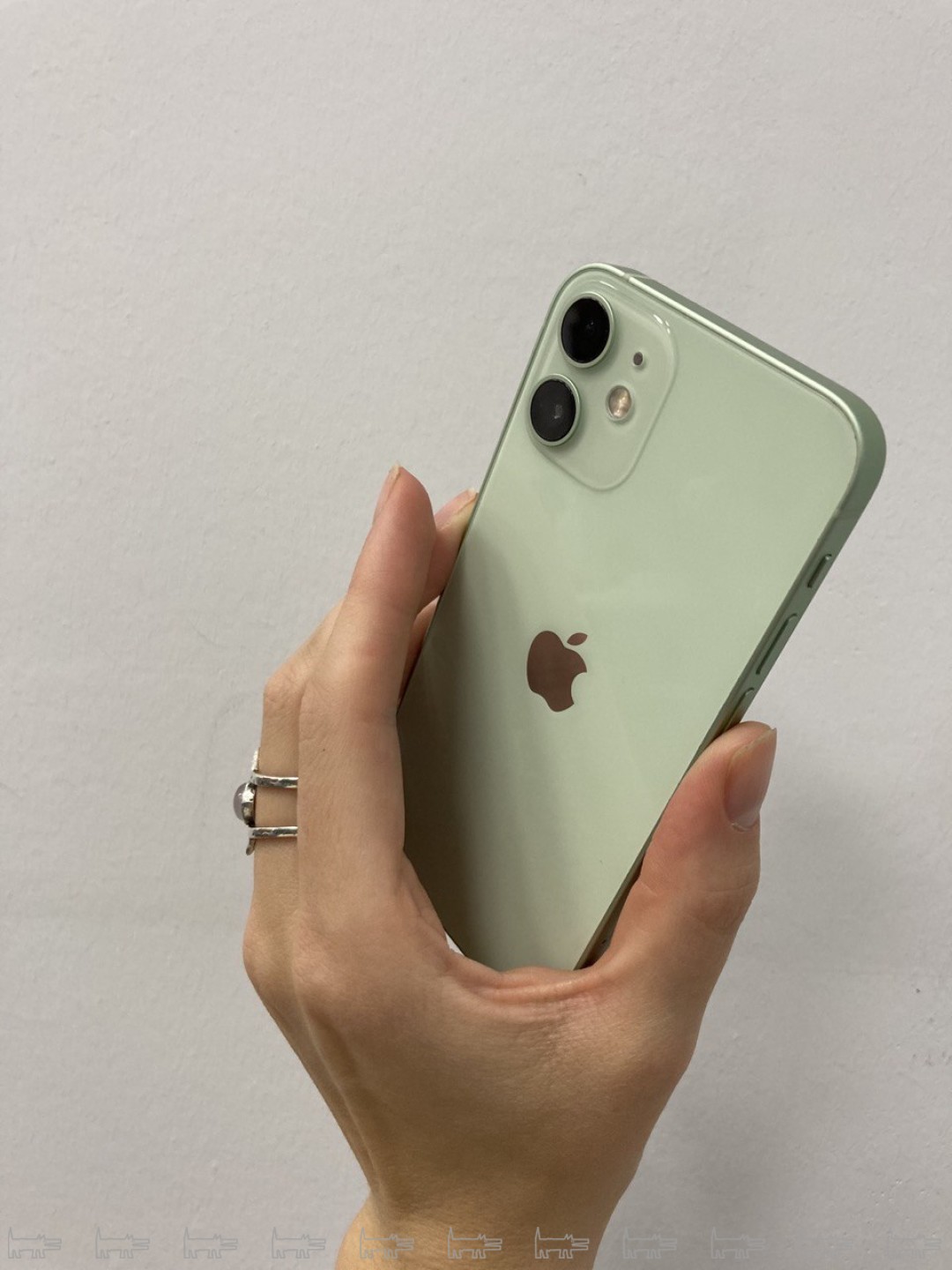 Эксперимент: первая неделя с iPhone 12 mini — самым компактным из новых  смартфонов Apple | Sobaka.ru