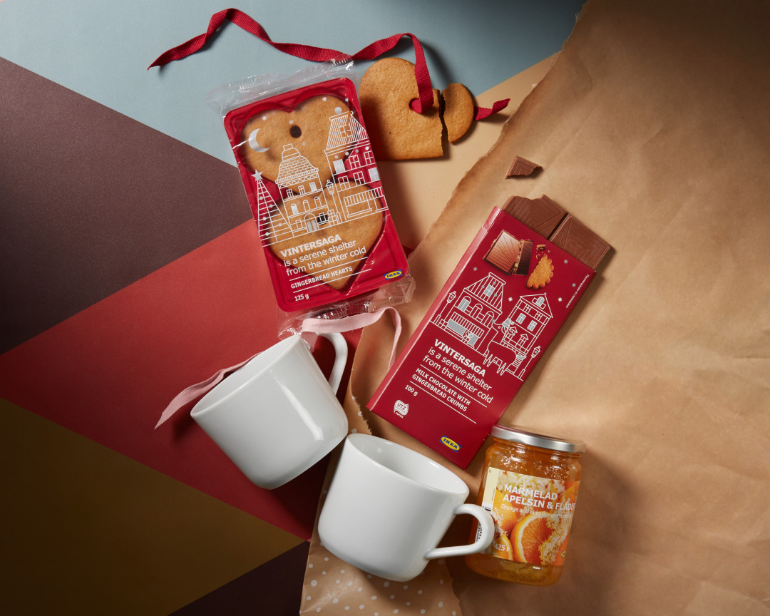 Имбирное печенье VINTERSAGA, молочный шоколад с начинкой VINTERSAGA, апельсиновый джем MARMELAD APELSIN & FLÄDER, кружки IKEA 365+. Цена ИКЕА для