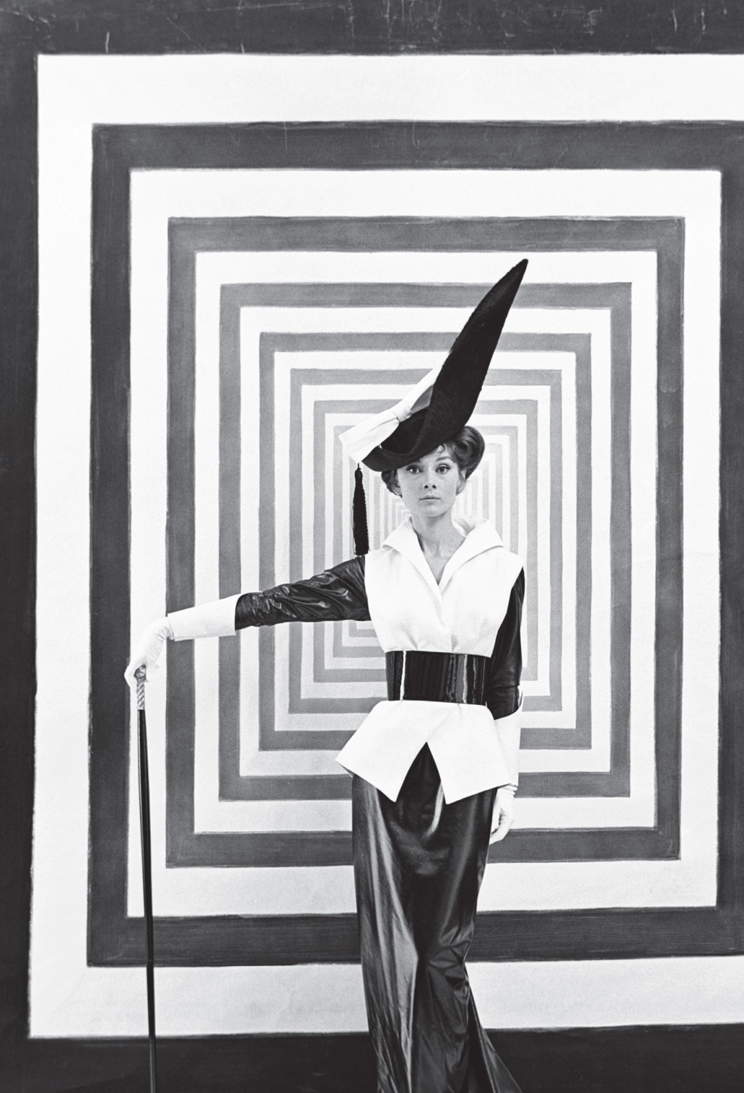 Одри Хепберн на съемках фильма «Моя прекрасная леди» в костюме по дизайну Сесила Битона, 1964 год