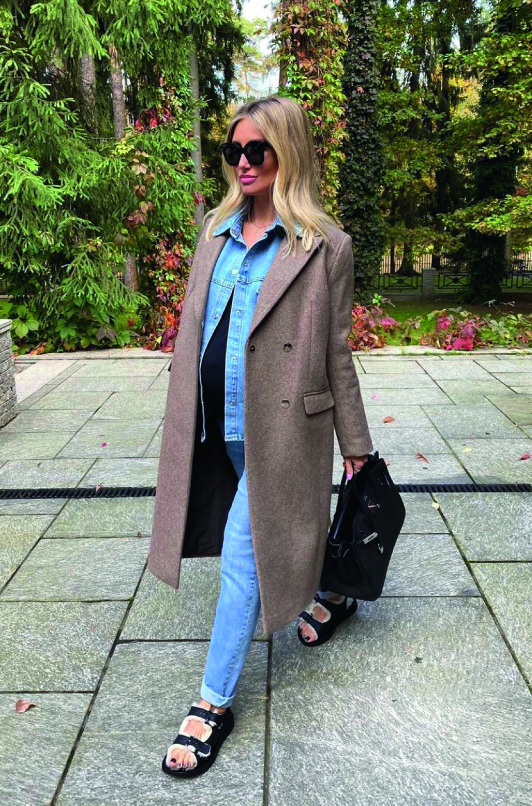 Блогер Анна Худоян в классическом двубортном пальто Agreeg (Россия)