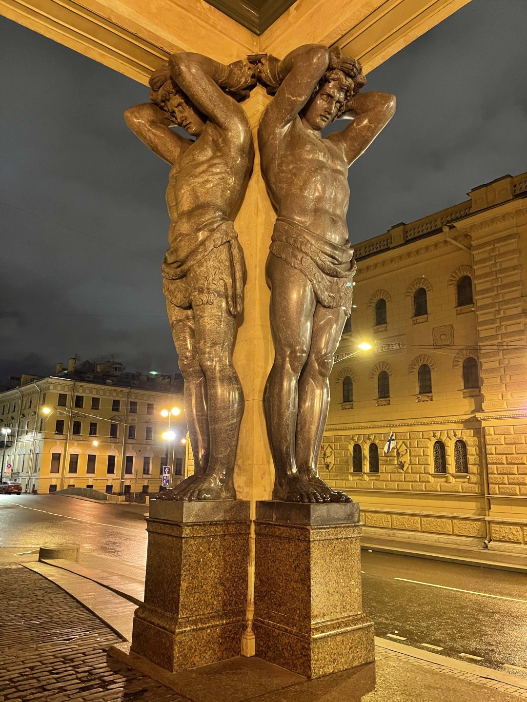 Атланты у здания Нового Эрмитажа