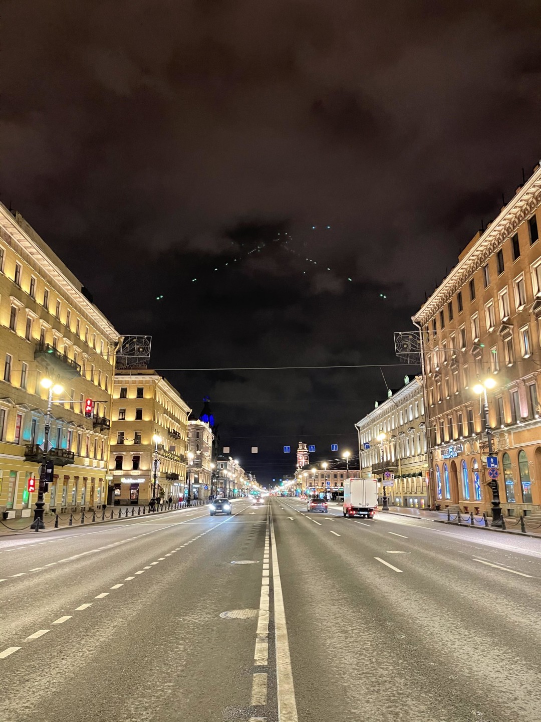 Санкт петербург сейчас. Питер Невский проспект. Carrols Невский проспект. Питер Невский проспект ночь. Питер 2021 Невский проспект.