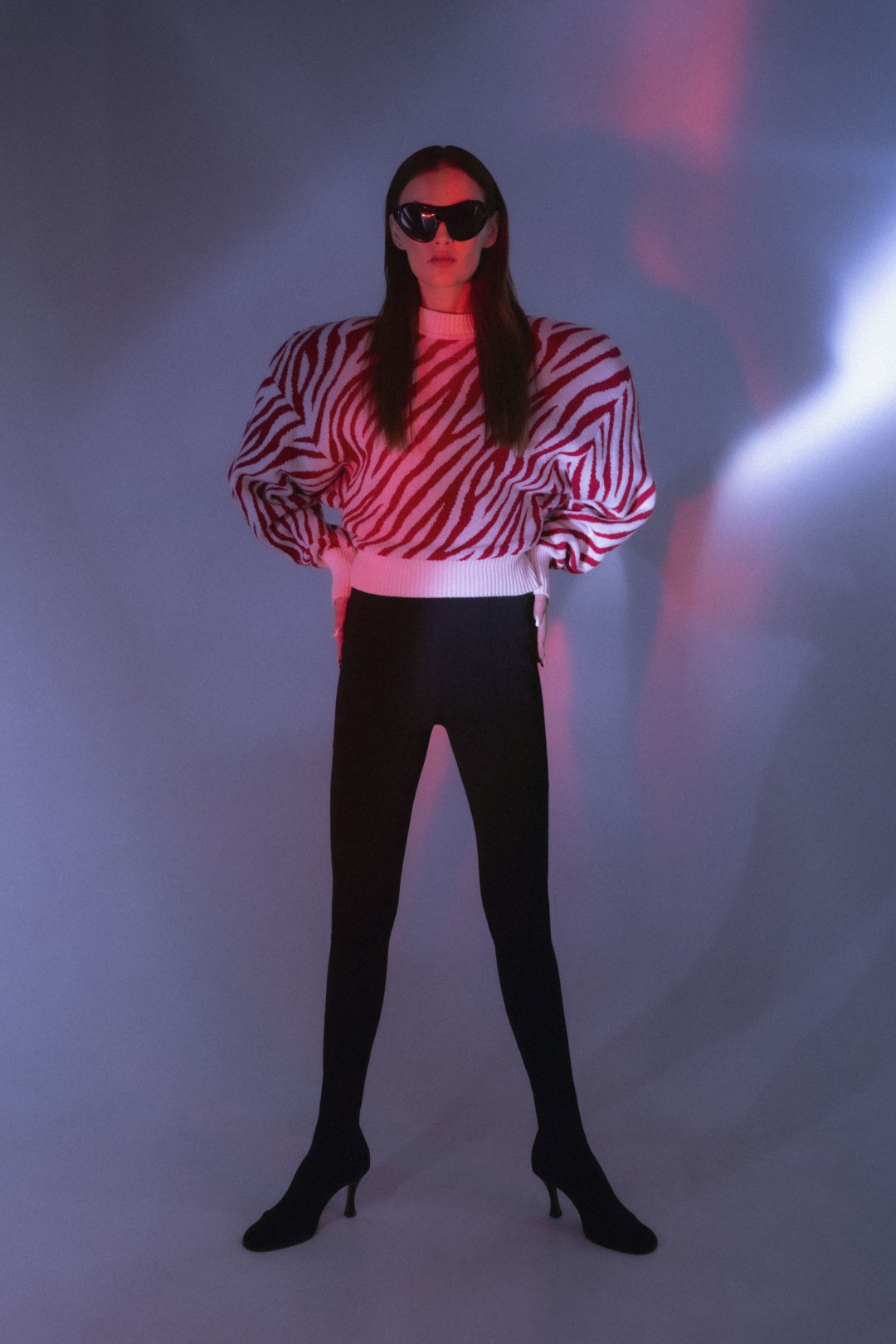 Пуловер: THE ATTICO, Бутик Joy Очки, леггинсы, ботильоны: собственность стилиста