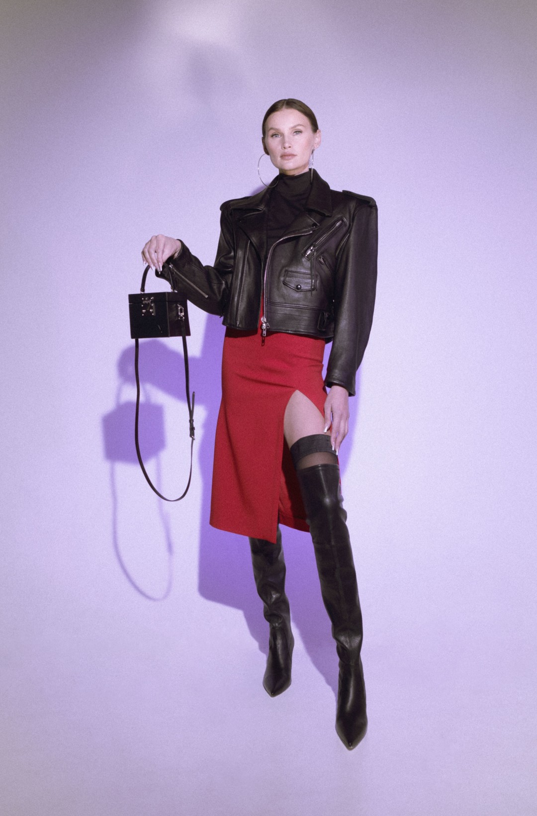 Куртка кожаная: Maison Margiela, ТД «Волна» Ботфорты: Stuart Weitzman, Бутик Joy Юбка, топ, серьги, сумка: собственность стилиста
