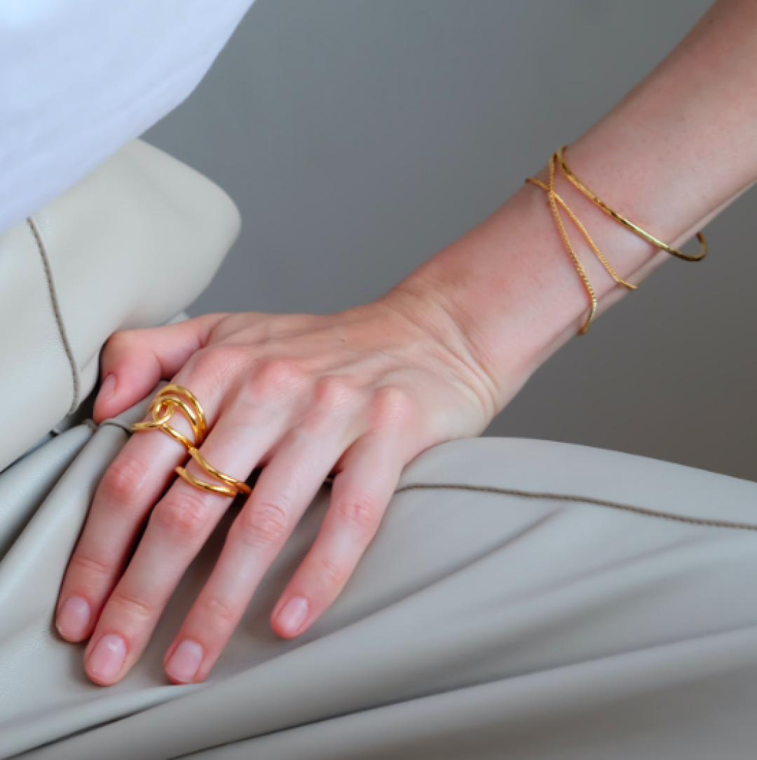 Длинный золотистый браслет Lisa Smith, 3 900 руб.