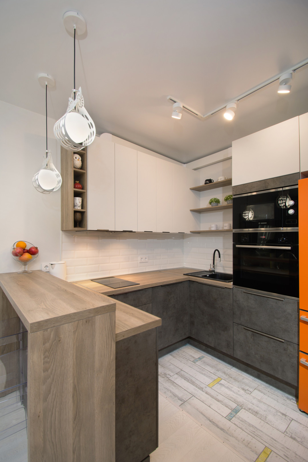 Зонированный свет позволяет создавать разное настроение в пространстве — для романтического ужина или спокойного отдыха перед телевизором (Готар)