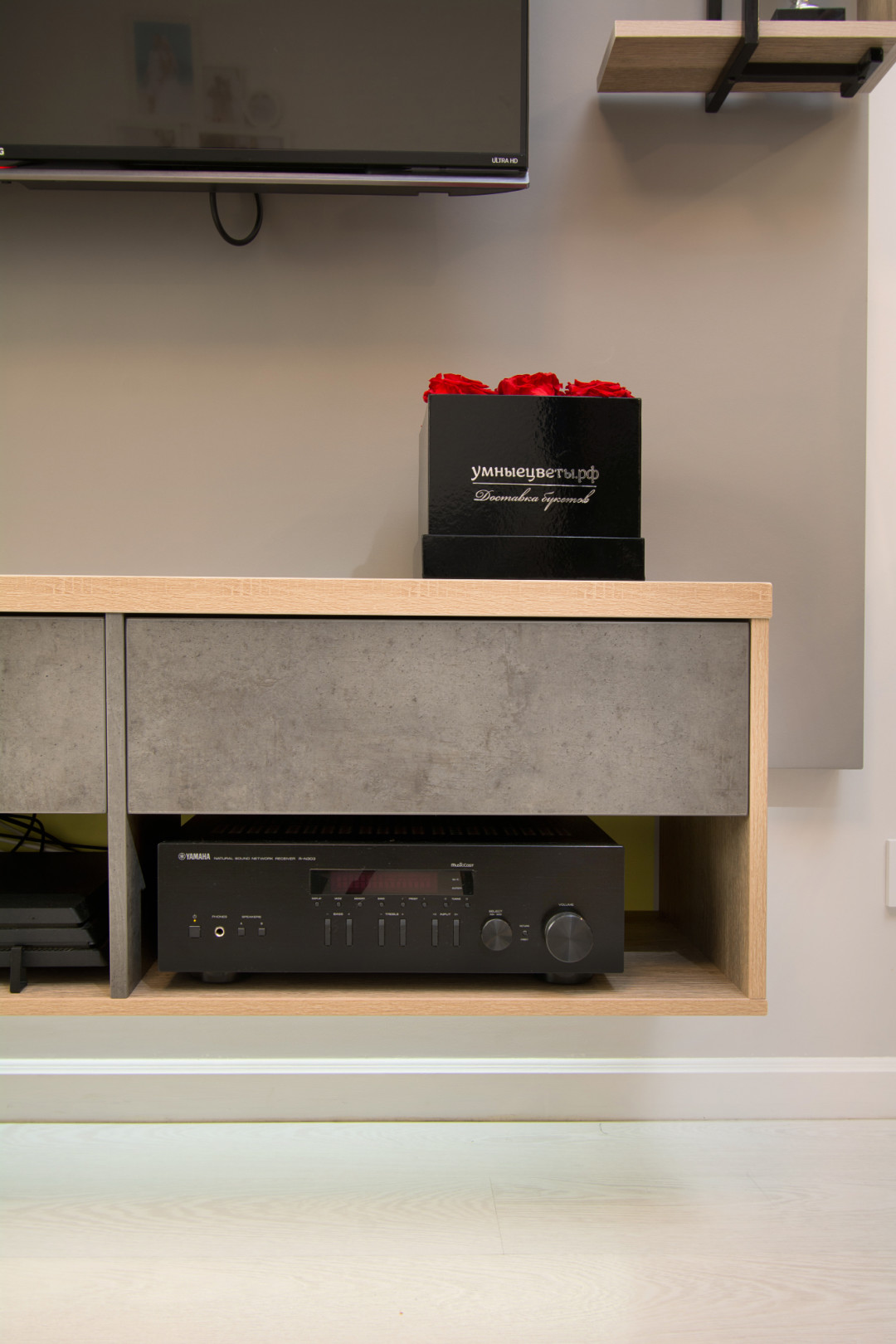 Звуковая система «мультирум» — счастье для ушей и королева вечеринок. Акустические системы Kef встроены в потолок. Управление системой производится с