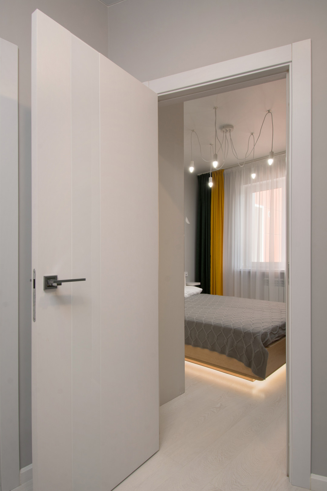 Двери из коллекции Bliss понравится тем, кто любит минимализм в интерьере. Они изготовлены из массива хвойных пород деревьев. Облицованы ультрашпоном