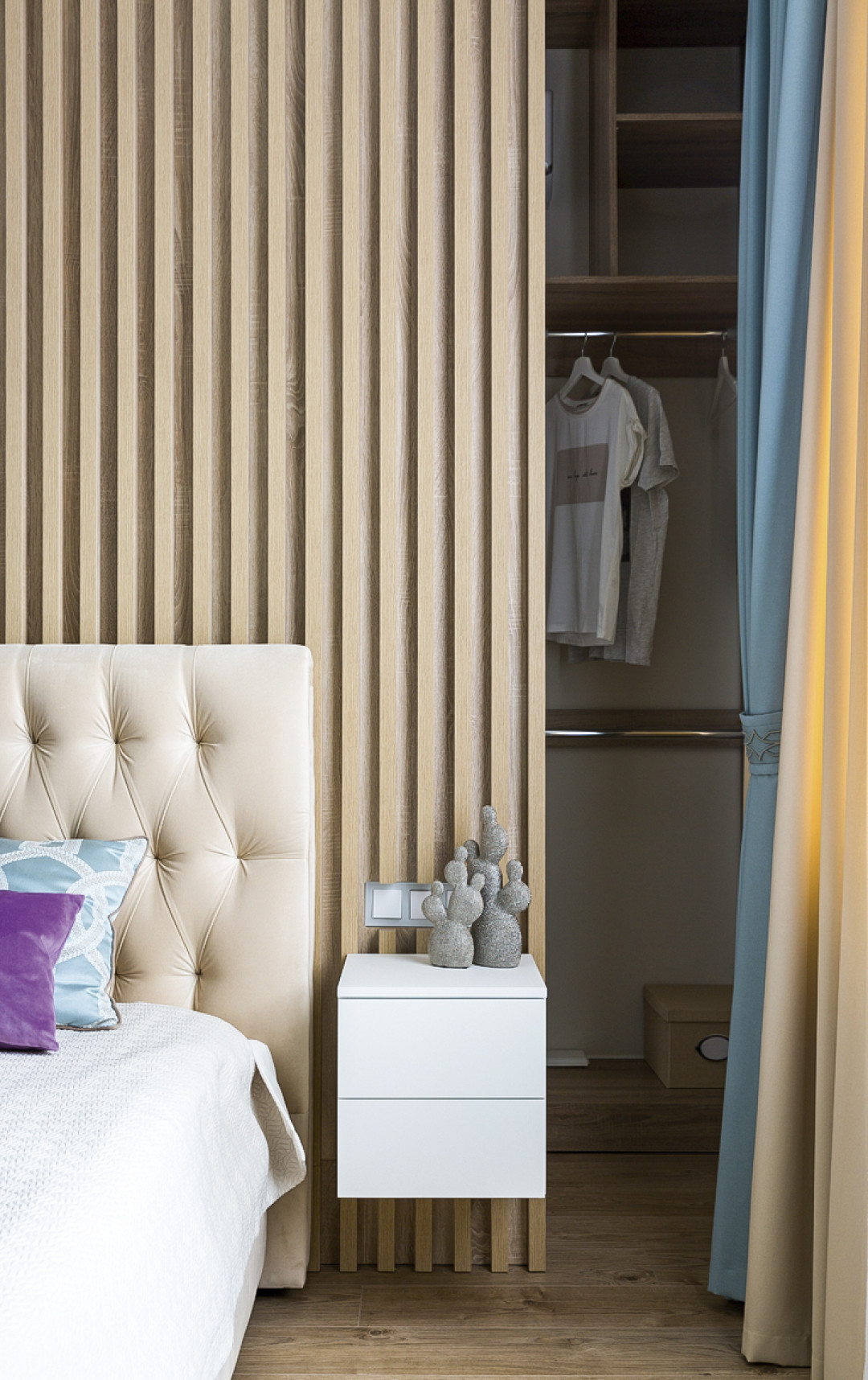 Открытая гардеробная за кроватью – удачное решение для хранения вещей