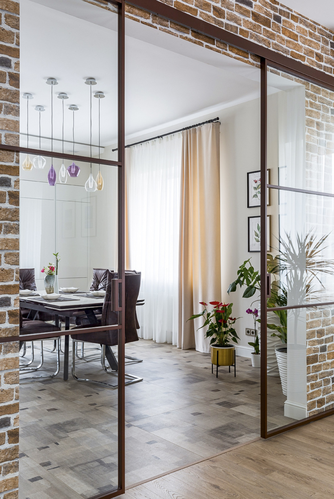 Светильники над обеденной группой – яркий акцент в дизайне кухни