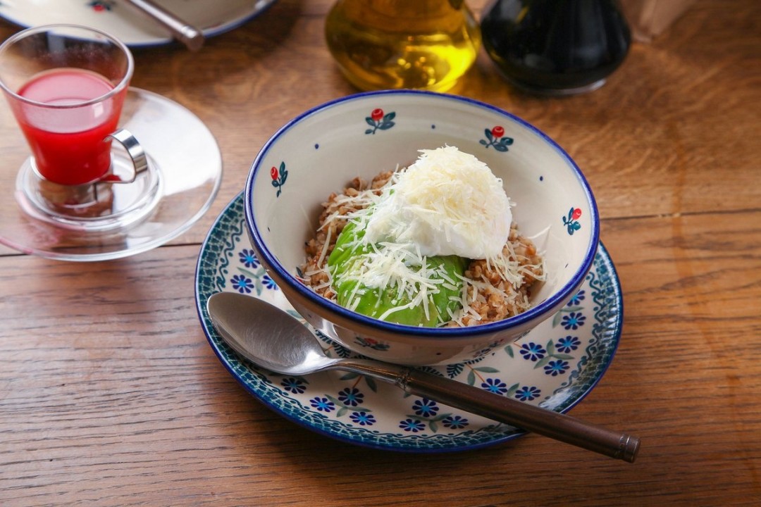 Гречка с авокадо, пармезаном и яйцом пашот