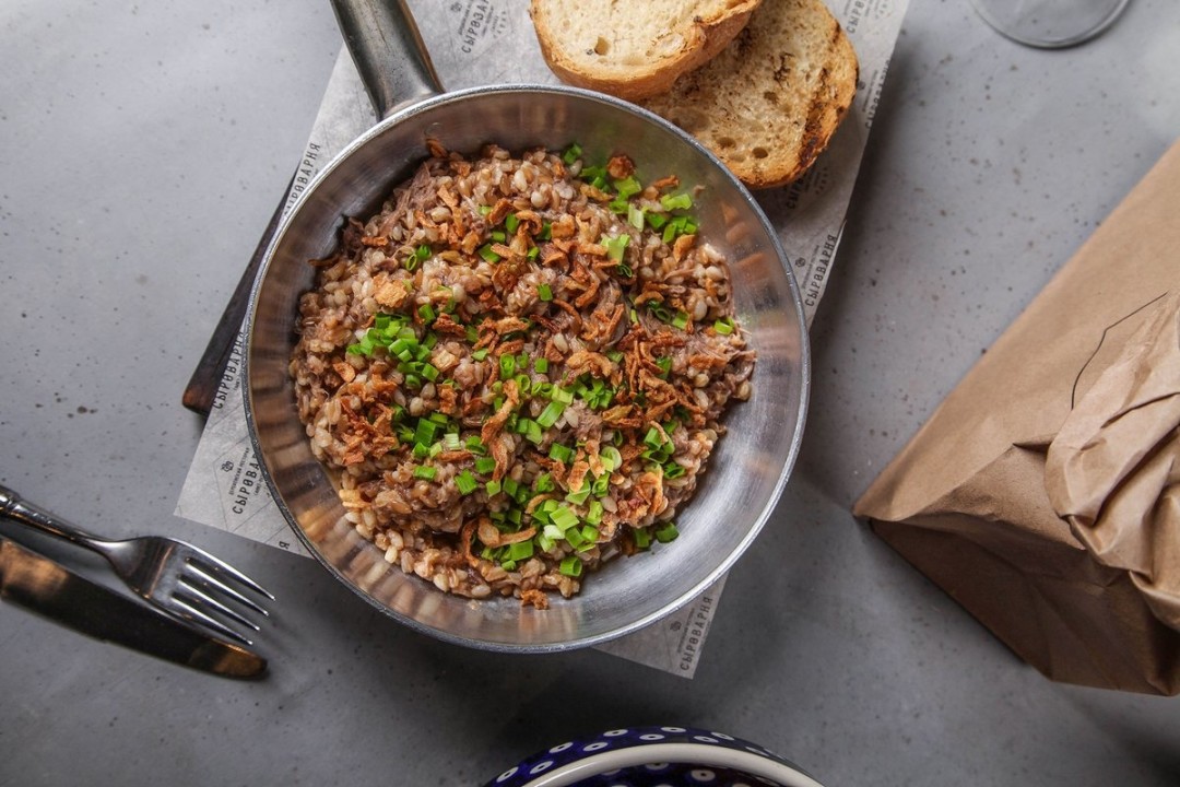 Полба с говяжьими хвостами и хрустящим луком