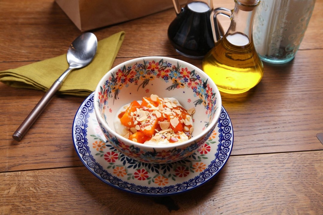 Хурма с рикоттой и соленой карамелью