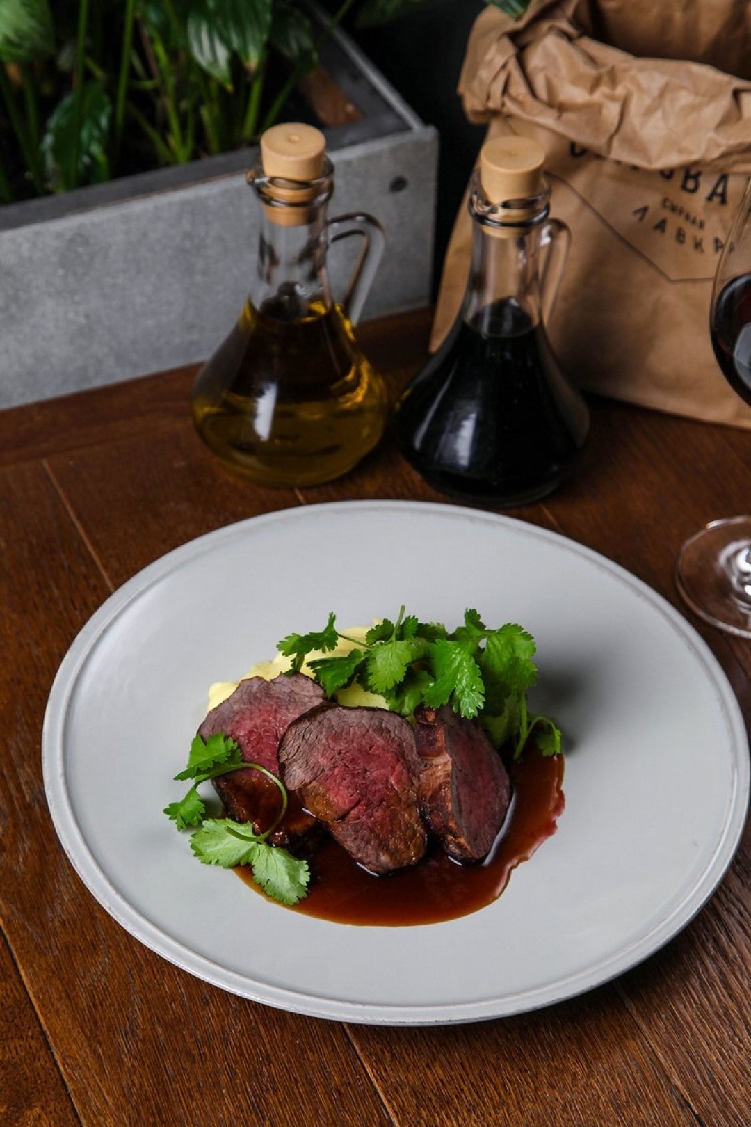 Говядина с трюфельным пюре и соусом демигляс