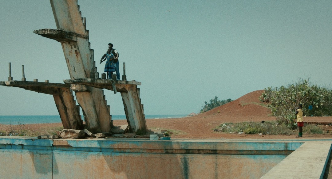 Энтони Нти, Гана, Бельгия. Синопсис: Главный герой, приезжий в Гане, получает задание найти детей для опасной работы. Он знакомится на футбольном поле