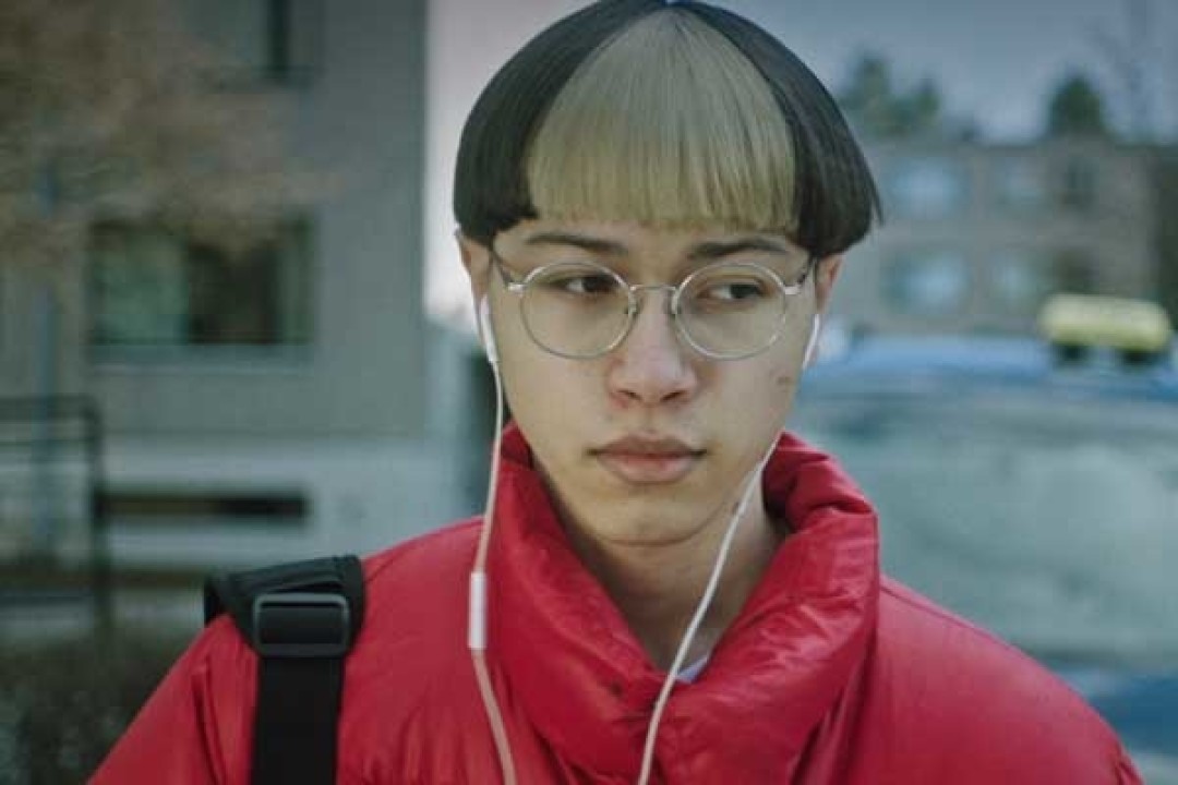 Теему Нюкканен, Финляндия. Синопсис: Слишком тревожная мать делает много безосновательных предположений относительно интересов и увлечений своего