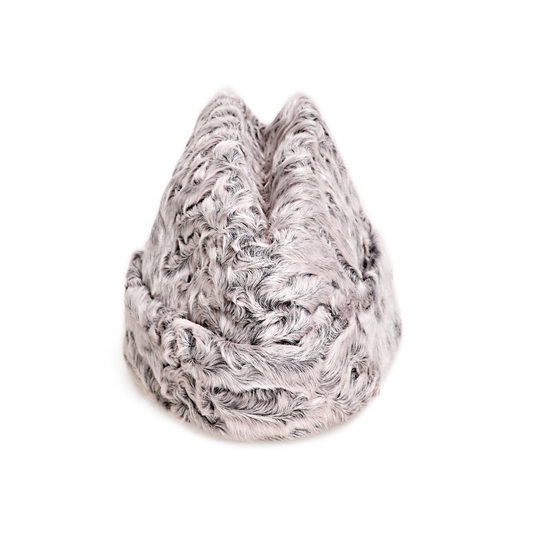 Шляпа-пирог из каракуля Cocoshnick, наб. реки Мойки, 58, 30 000 руб.