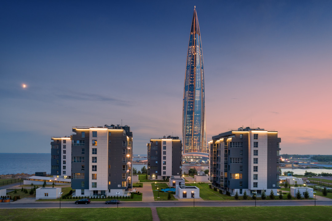 Вечерний вид на элитный жилой комплекс в Петербурге.