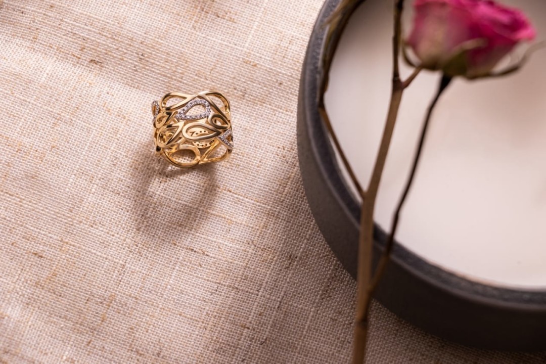 Дизайнерское кольцо из лимонного золота