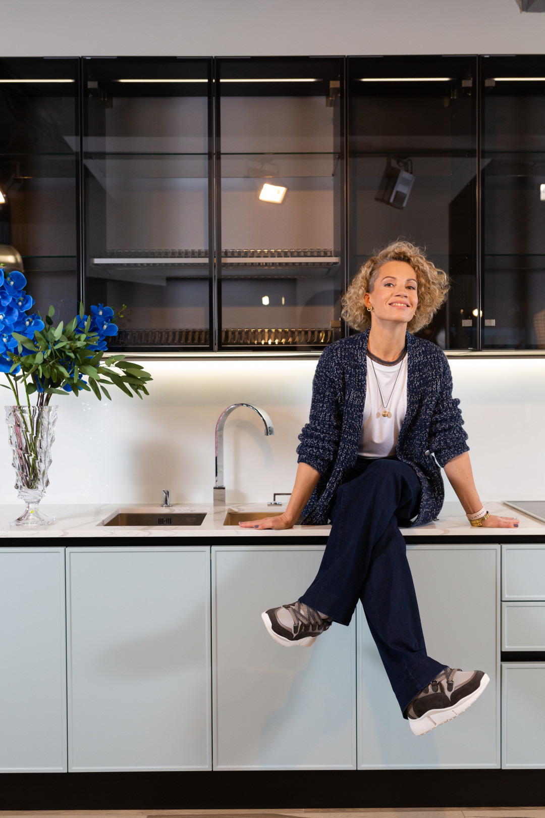 На Евгении Астаховой: джинсы, кардиган, трикотаж Panicale кеды Lorena Antoniazzi