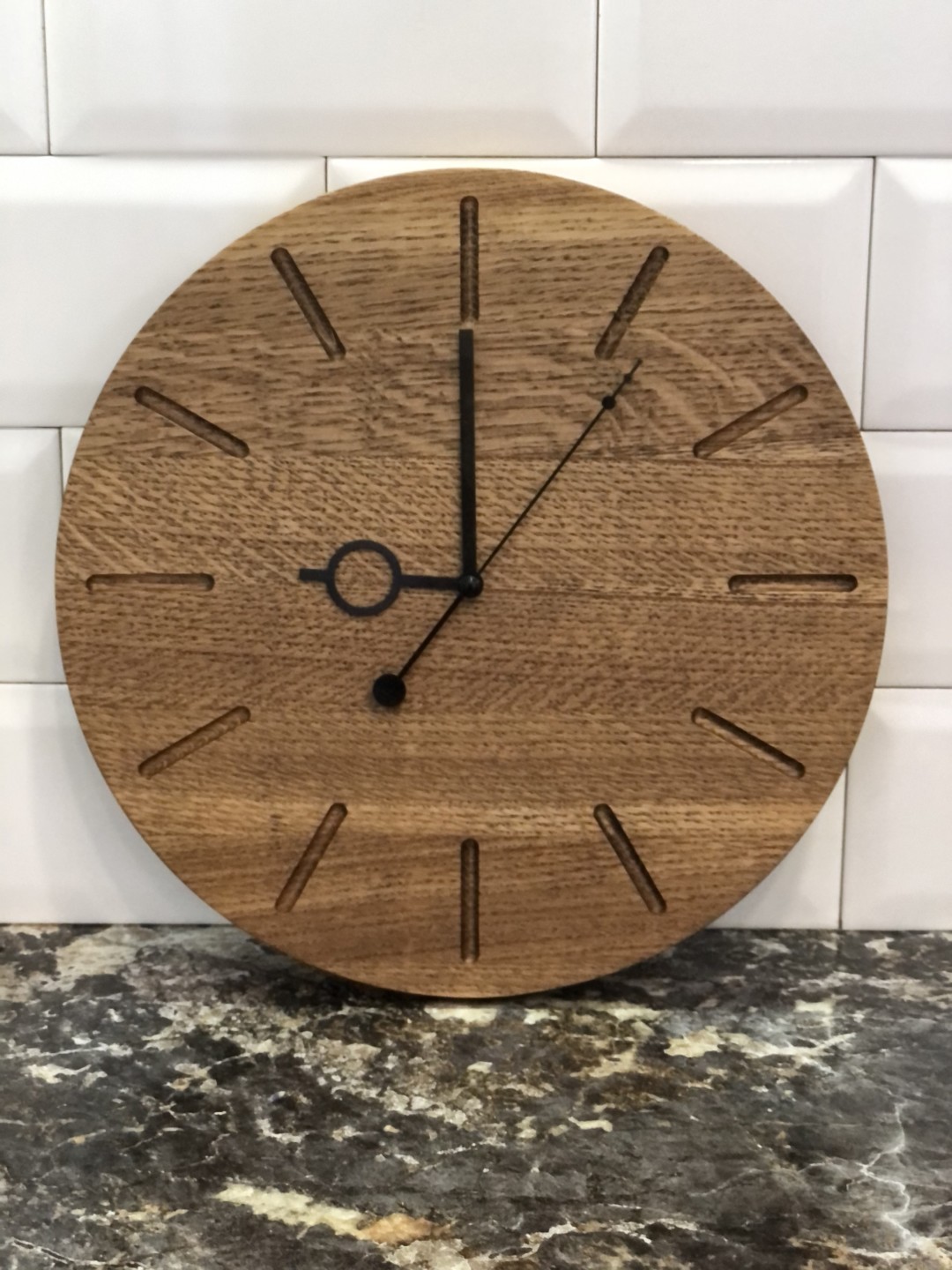 Часы из массива дуба