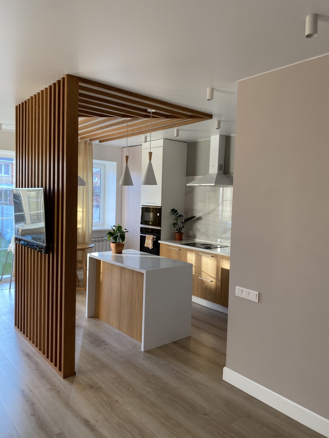 Реечные перегородки в сочетании с потолочными и настенными рейками «Дуб коньяк»