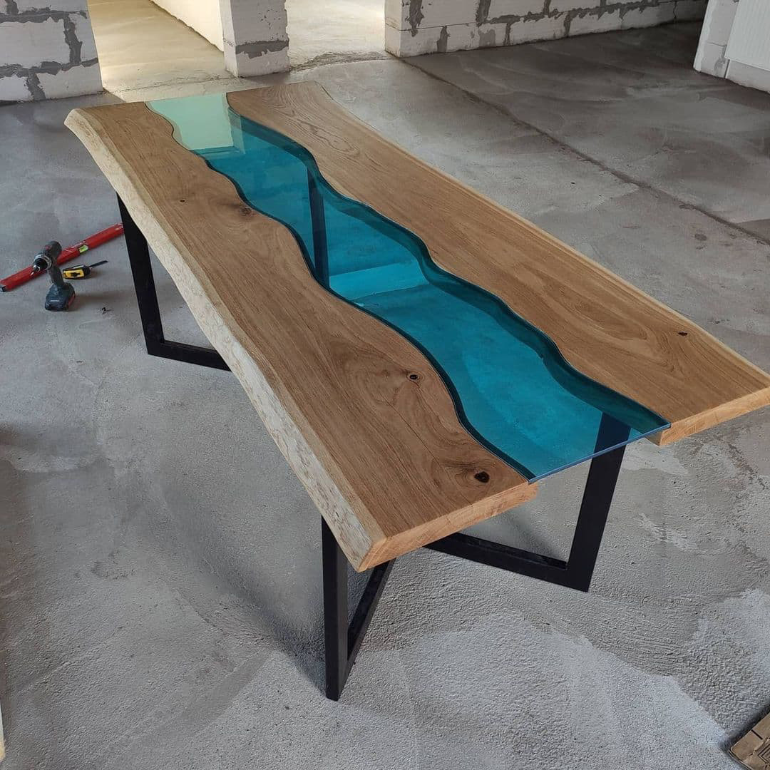 Дубовый стол с живыми краями и с закаленым стеклом «Стол-река»