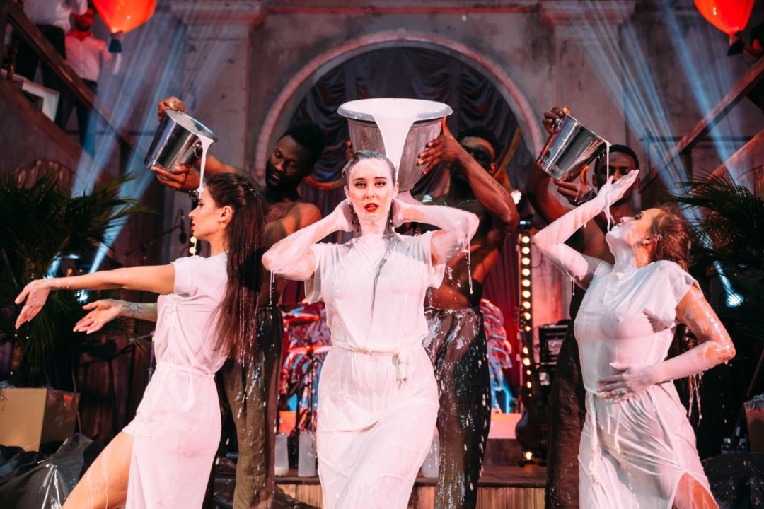 День рождения петербургского миллиардера. На женские тела вылили 150 литров сметаны. Организатор праздника «Королевские игры Дмитрия Акимова».