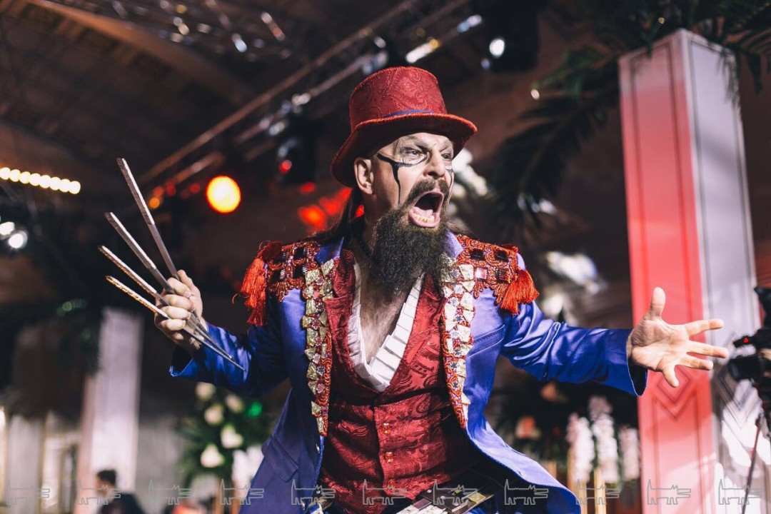 Единственный в мире артист, который метает топоры, ножи и копья в мишень которой выступает человек! На празднике мишенью выступали гости.