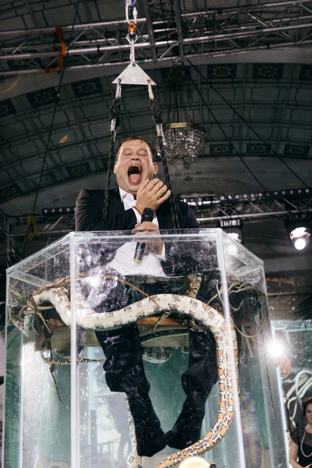 Один из номеров на юбилее петербургского миллиардера — погружение гостя в аквариум с питонами.