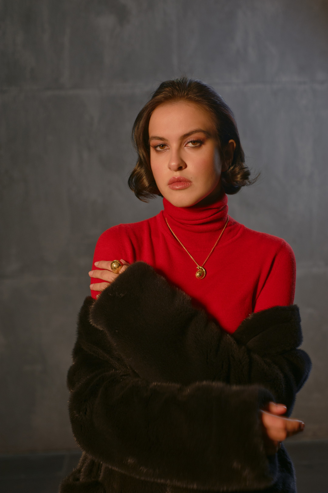 Пальто из канадской норки Nafa (Braschi), водолазка, брюки и ботинки (все – ComMode), кольцо и колье Carrera Y Carrera Aqua (все – «Эталон»)