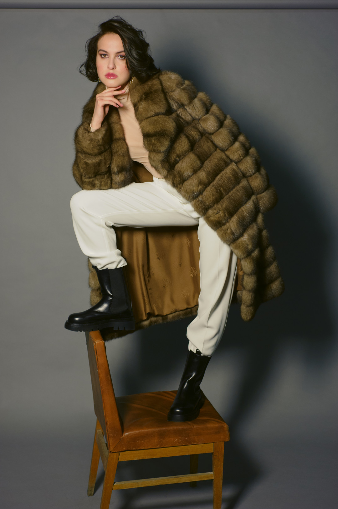 Пальто из баргузинского соболя Braschi (Braschi), брюки, ботинки и боди (все – ComMode)