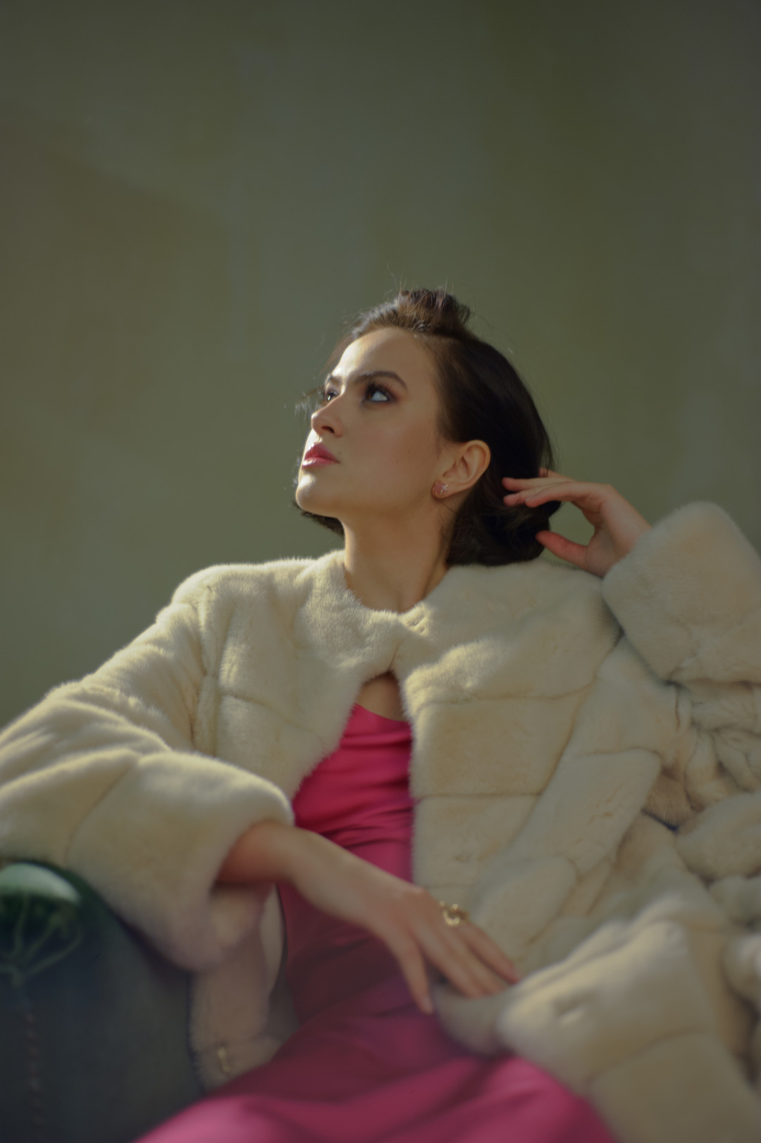 Пальто из канадской норки Braschi, платье ComMode, серьги и колье Pasquale Bruni Petit Joli, кольцо Pasquale Bruni Giardini Segreti (все – «Эталон»)