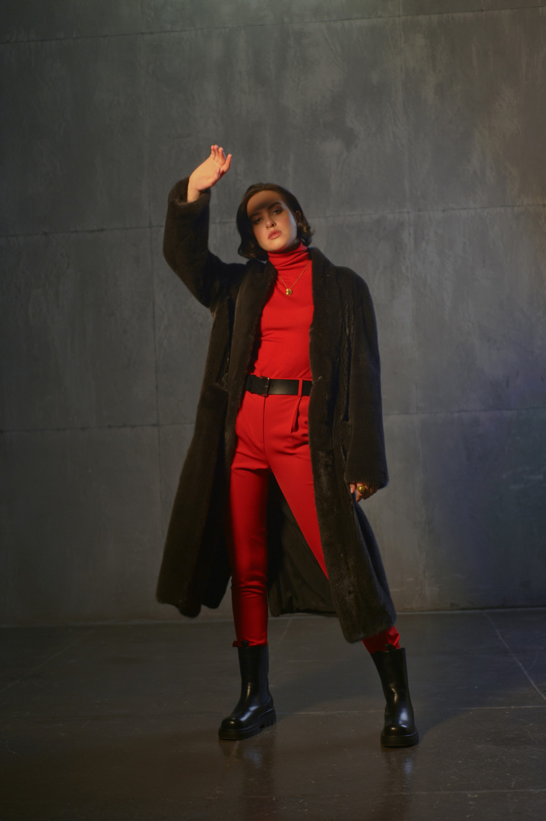 Пальто из канадской норки Nafa (Braschi), водолазка, брюки и ботинки (все – ComMode), кольцо и колье Carrera Y Carrera Aqua (все – «Эталон»)