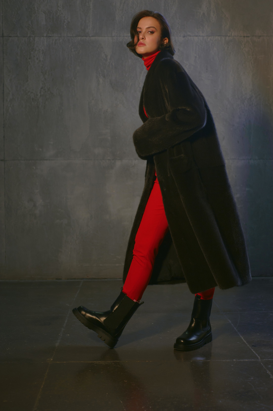 Пальто из канадской норки Nafa (Braschi), водолазка, брюки и ботинки (все – ComMode), кольцо и колье Carrera Y Carrera Aqua (все – «Эталон»)