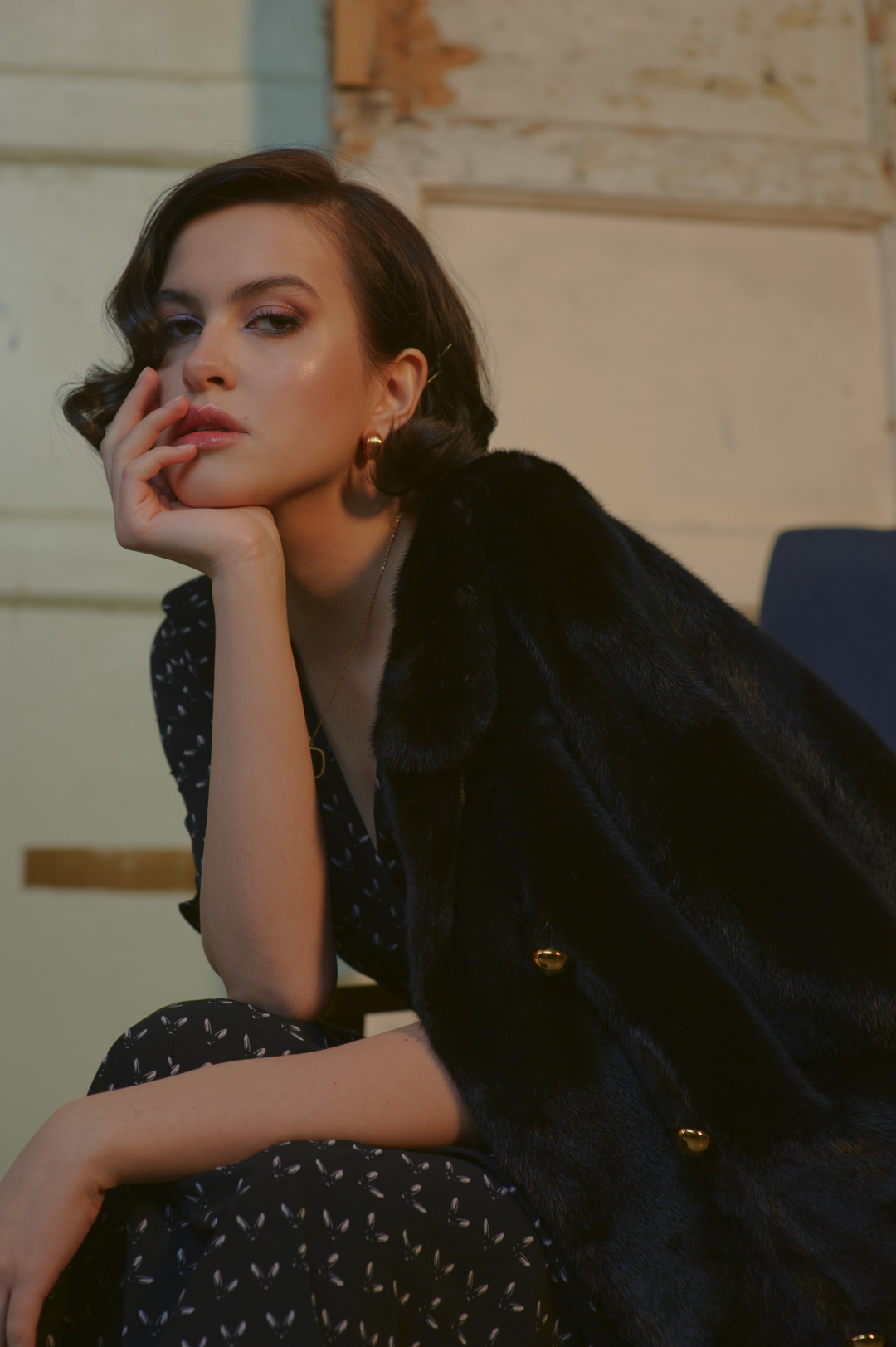 Пальто из канадской норки (Braschi), серьги Roberto Coin Oro Classic, кулон Roberto Coin Ipanema (все – «Эталон»)