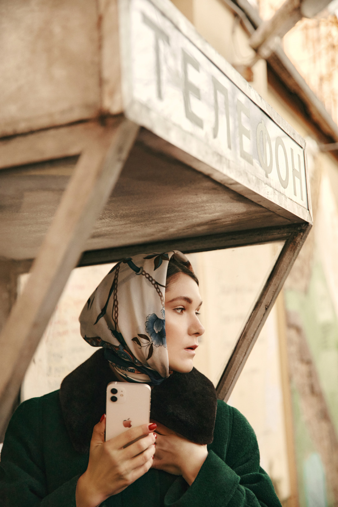 У Насти в руках iPhone 12