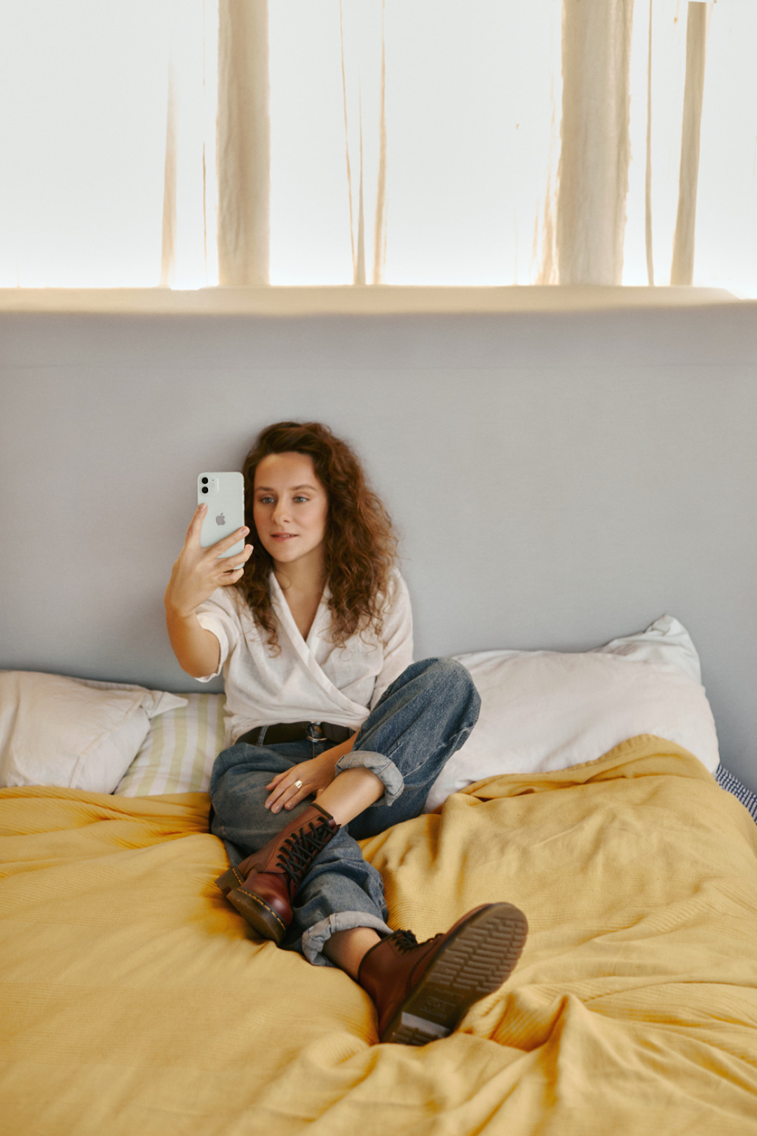 У Ксении в руках iPhone 12