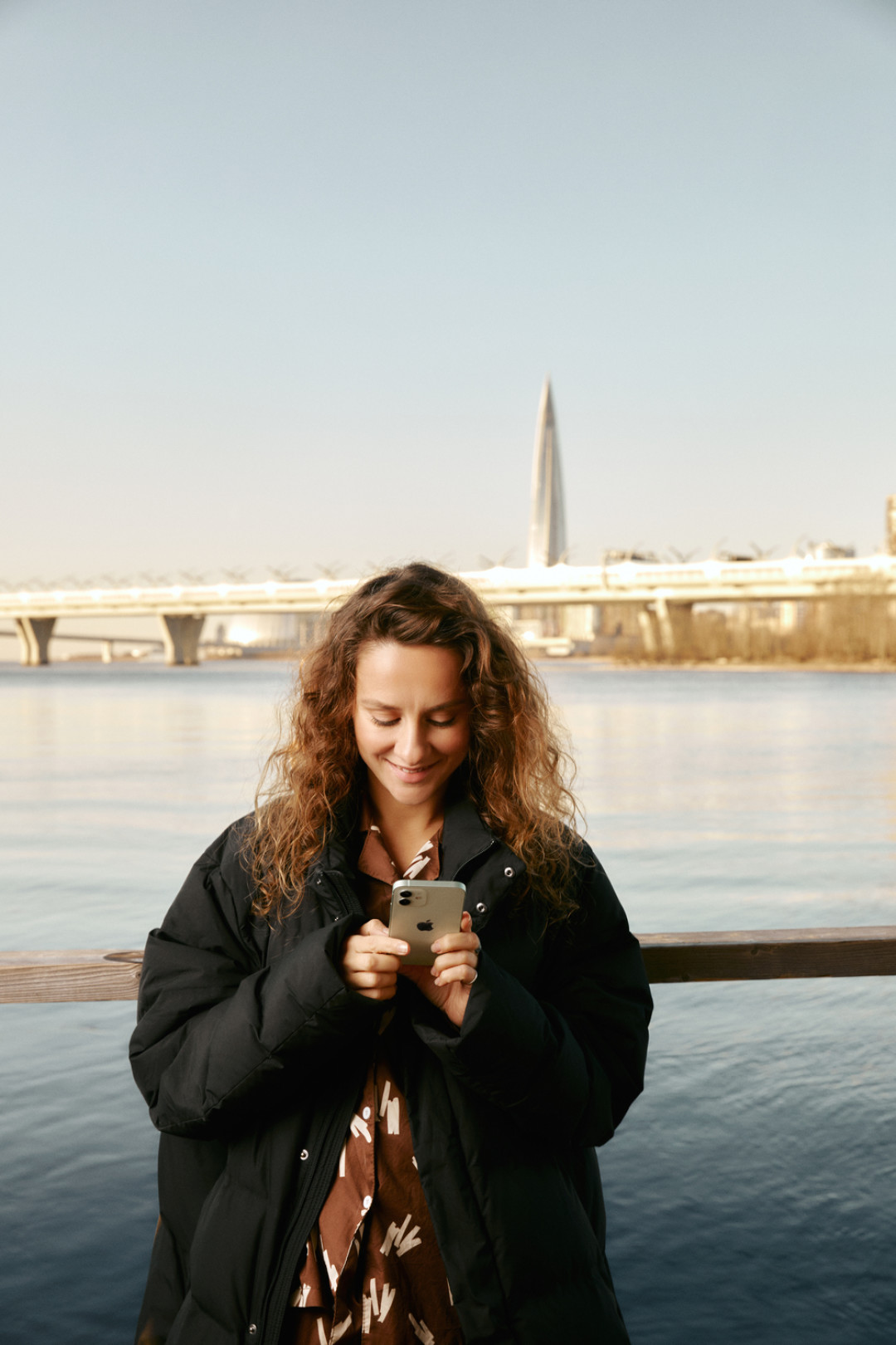 У Ксении в руках iPhone 12