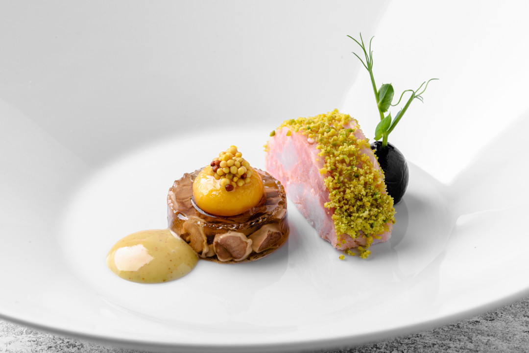 Ветчина из кролика с заливным из язычков кролика